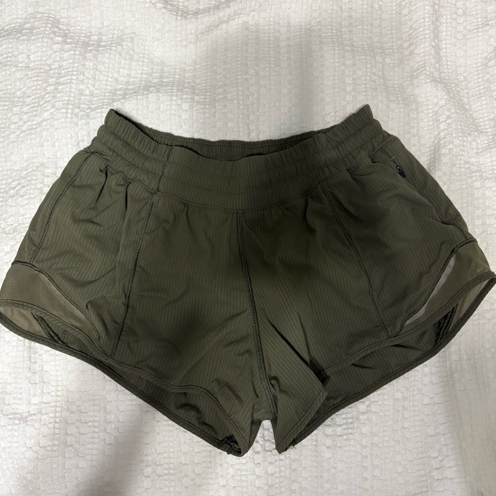 Lululemon green low-rise hotty hot shorts 2.5 inch